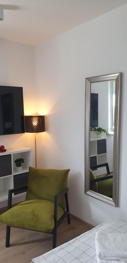Studio Apartment Hana Pula Exterior photo